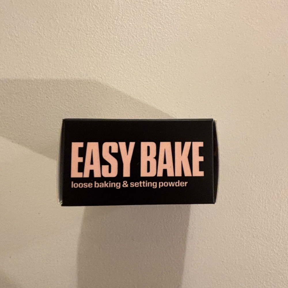 HUDA BEAUTY Easy Bake Loose Powder - Black and Pink - Picture 2 of 9